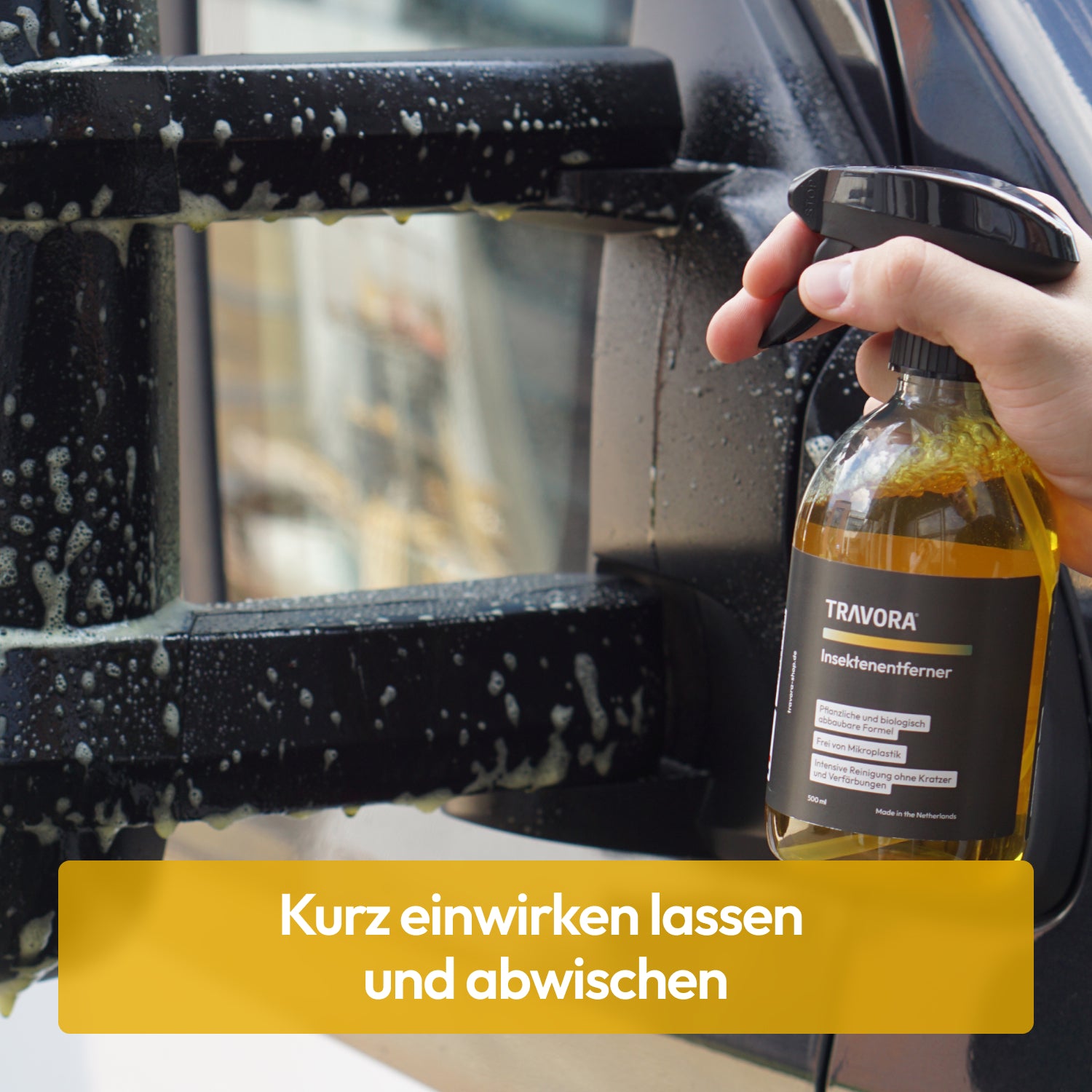Schäumender Insektenentferner wird auf den Außenspiegel eines Wohnmobils gesprüht